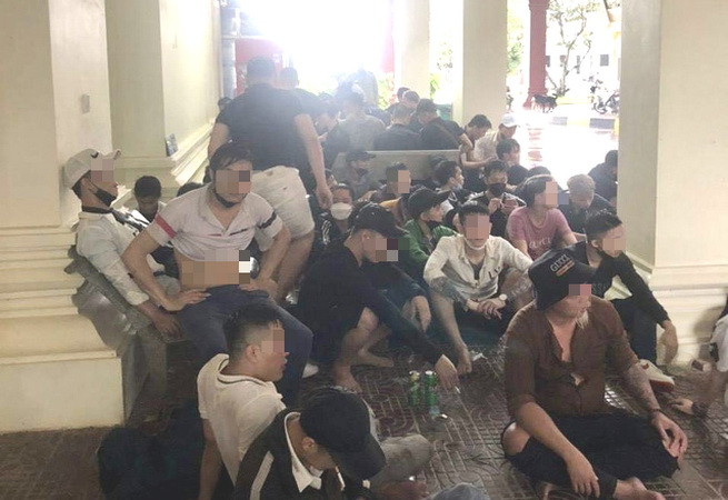 Nhiều người chạy thoát đang được tạm giữ ở cửa khẩu Campuchia ngày 17/9. (Nguồn: tuoitre.vn) Bảo hộ công dân Việt Nam tháo chạy khỏi cơ sở kinh doanh ở Campuchia ảnh 1