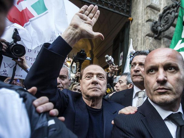 Cựu Thủ tướng Italy bị cáo buộc "trả lương" cho nhiều gái làng chơi ảnh 1