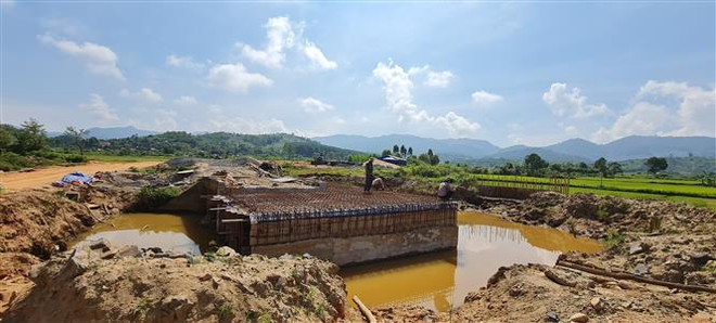 Nhiều công trình đầu tư năm 2022 tại tỉnh Gia Lai chưa được giải ngân vốn do địa phương không thu được tiền sử dụng đất - nguồn phân bổ vốn theo kế hoạch. (Ảnh: Hồng Điệp/TTXVN) Góp ý hoàn thiện các quy định về miễn, giảm tiền sử dụng đất ảnh 1
