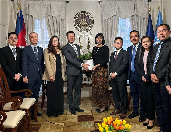 Đại sứ Đặng Hoàng Giang (thứ 4 từ trái qua) chúc mừng Tết cổ truyền Chol Chnam Thmay với Đại sứ Sophea Eat (thứ 5 từ phải qua). (Ảnh: TTXVN phát) Việt Nam chung vui Tết cổ truyền cùng Lào và Campuchia ảnh 2