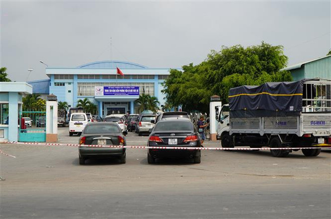Nhiều xe từ địa phương khác đổ dồn về Đồng Tháp để đăng kiểm. (Ảnh: Nhựt An/TTXVN) Dòng xe dài 1km chờ tới lượt ở Trung tâm Đăng kiểm tỉnh Đồng Tháp ảnh 3