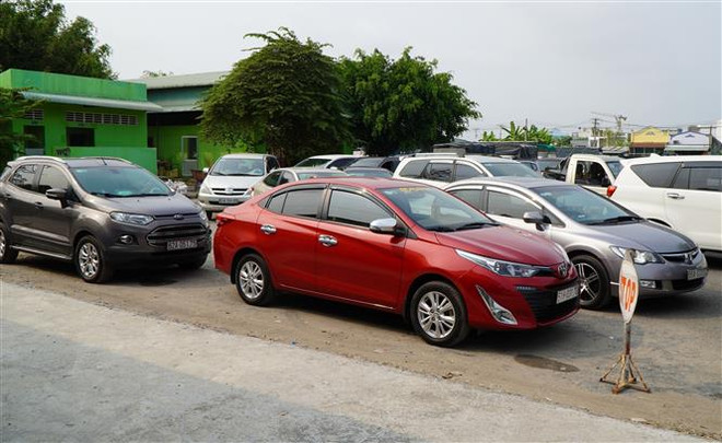 Nhiều xe mang biển số tỉnh ngoài đến đăng kiểm tại Trung tâm Đăng kiểm phương tiện cơ giới thủy, bộ Đồng Tháp. (Ảnh: Nhựt An/TTXVN) Dòng xe dài 1km chờ tới lượt ở Trung tâm Đăng kiểm tỉnh Đồng Tháp ảnh 1