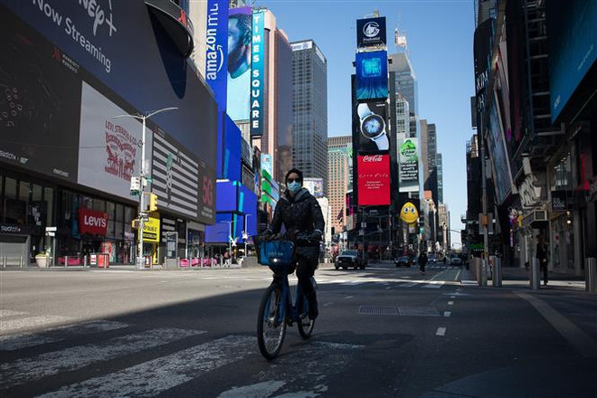 Người dân đeo khẩu trang để phòng tránh lây nhiễm COVID-19 tại New York, Mỹ. (Ảnh: THX/TTXVN) Các cuộc đàm phán về gói kích thích mới của Mỹ đang 'mất đà' ảnh 1