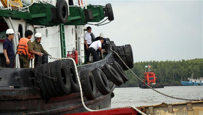 Vụ chìm tàu trên sông Lòng Tàu: Thu gom được khoảng 30m3 dầu lẫn nước ảnh 2