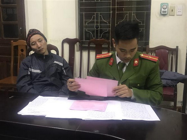 Đối tượng Trần Thế Khương tại cơ quan điều tra. (Ảnh: TTXVN phát) Quảng Ninh: Bắt khẩn cấp đối tượng dùng súng cướp ngân hàng ảnh 1