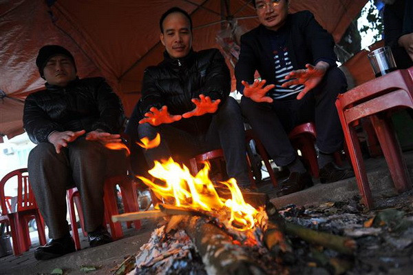 Bắc Bộ tiếp tục rét đậm, TP.HCM nguy cơ ngập lụt vùng trũng thấp ảnh 1