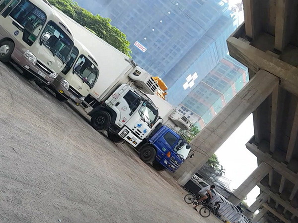 Hà Nội: Làm rõ phản ánh về bãi gửi xe lậu dưới gầm cầu Thăng Long ảnh 1