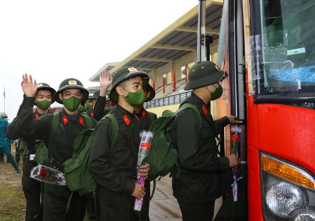 Đà Nẵng: Thanh niên Quân khu V hăng hái lên đường nhập ngũ ảnh 1