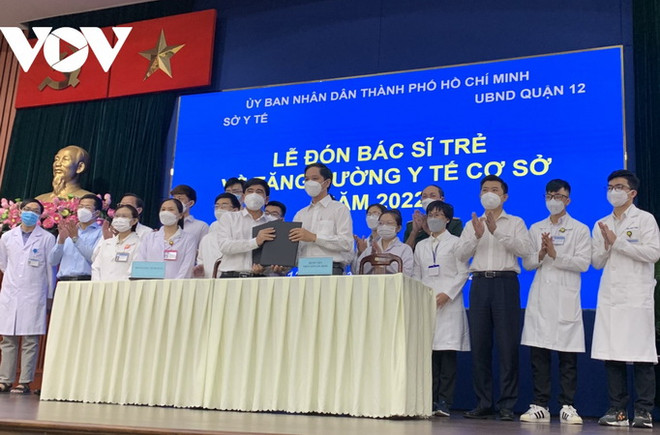Ký kết bàn giao và đón nhận bác sỹ trẻ tăng cường về trạm y tế tại UBND quận 12. (Nguồn: vov) TP Hồ Chí Minh tiếp nhận 297 bác sỹ trẻ tăng cường y tế cơ sở năm 2022 ảnh 1