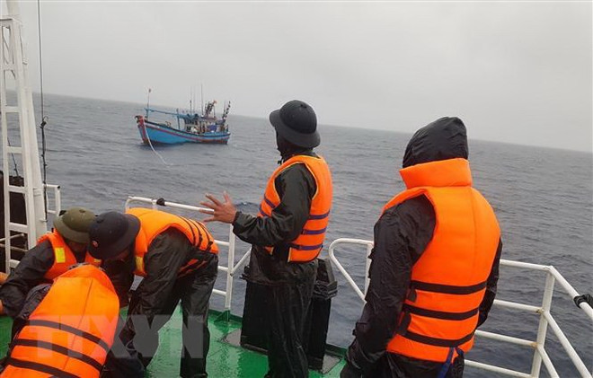 Quảng Bình: Khẩn trương ứng cứu tàu cá và 12 ngư dân gặp nạn trên biển ảnh 1