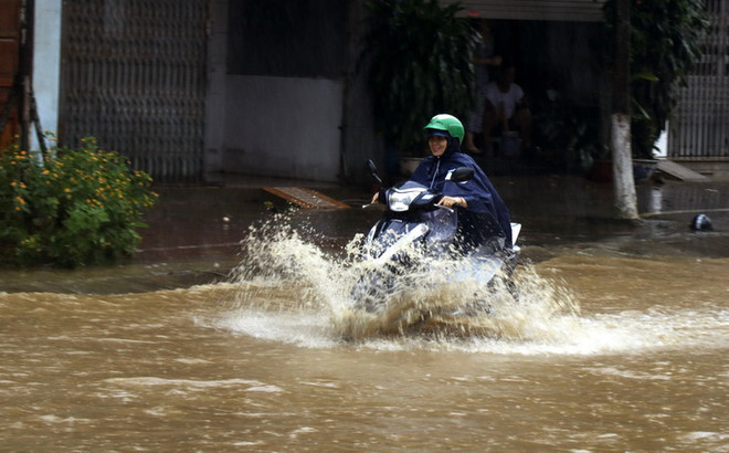 Ảnh hưởng của rãnh áp thấp, mưa lớn gây ngập cục bộ ở Lào Cai ảnh 1