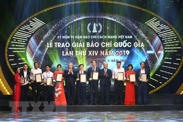 Lãnh đạo Nhà nước trao giải A cho các tác giả, nhóm tác giả có tác phẩm đoạt giải Báo chí quốc gia năm 2019. (Ảnh: Minh Quyết/TTXVN) Tiếp tục đổi mới, sáng tạo vì một nền báo chí hiện đại, nhân văn ảnh 2
