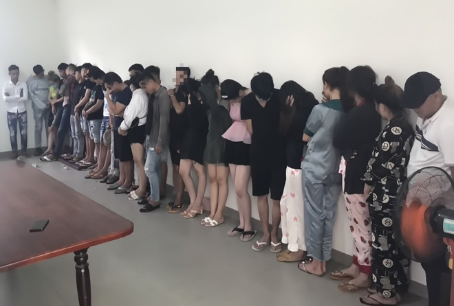 Tây Ninh: Hàng chục thanh niên đang 'phê' ma túy trong quán karaoke ảnh 1