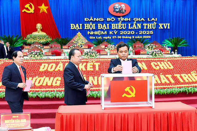 Đoàn Chủ tịch Đại hội bỏ phiếu bầu Ban Chấp hành Đảng bộ tỉnh Gia Lai nhiệm kỳ 2020-2025. (Nguồn: Báo Gia Lai) Ông Hồ Văn Niên giữ chức Bí thư Tỉnh ủy Gia Lai nhiệm kỳ 2020-2025 ảnh 1