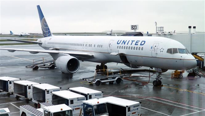 Máy bay của hãng hàng không United Airlines tại sân bay quốc tế Boston Logan, Mỹ. (Ảnh: AFP/TTXVN) United Airlines đạt được thỏa thuận không sa thải gần 3.000 phi công ảnh 1