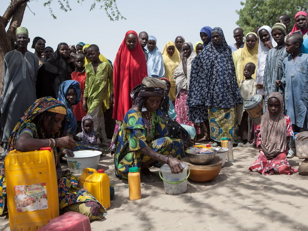 Người dân chờ nhận lương thực cứu trợ tại một trại tị nạn ở Dikwa, Nigeria. (Nguồn: AFP/TTXVN) Nhật Bản viện trợ 26 triệu USD cho 6 quốc gia đối phó nạn đói ảnh 1