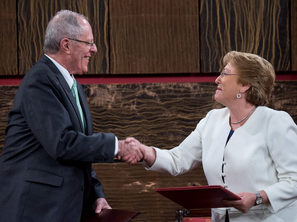 Tổng thống Chile Michelle Bachelet (phải) và Tổng thống Peru Pedro Pablo Kuczynski (trái) sau lễ ký tại Santiago. (Ảnh: AFP/TTXVN ) Chile-Peru ký các hiệp định thúc đẩy quan hệ song phương ảnh 1