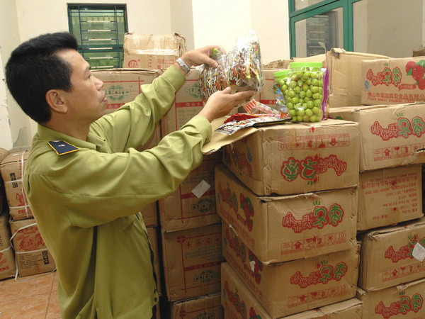 Hà Nội: Thu giữ hơn 1,4 tấn bánh kẹo nhập lậu từ Trung Quốc ảnh 1