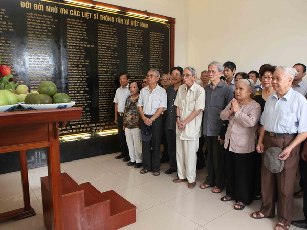 Sống mãi những dòng tin, bức ảnh của các nhà báo-chiến sỹ TTXVN ảnh 2