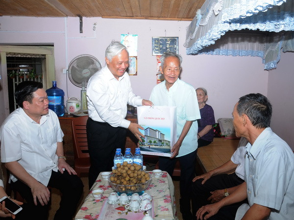 Phó Chủ tịch Quốc hội Uông Chu Lưu tặng quà người có công Bắc Kạn ảnh 1