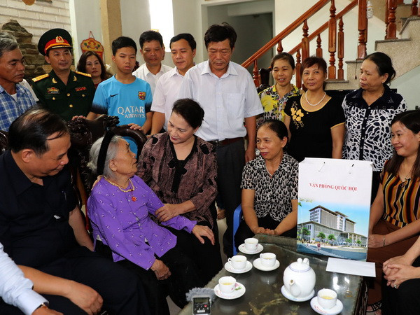 Chủ tịch Quốc hội thăm và tặng quà gia đình chính sách tỉnh Hải Dương ảnh 1