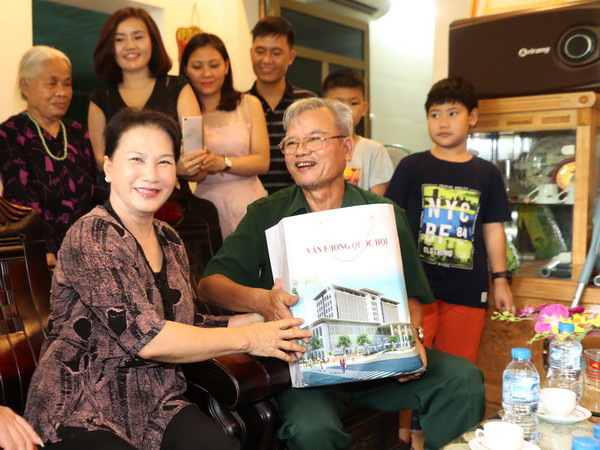 Chủ tịch Quốc hội thăm và tặng quà gia đình chính sách tỉnh Hải Dương ảnh 2