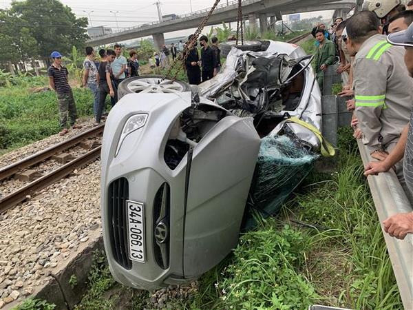 Hải Dương: Va chạm giữa tàu hỏa và ôtô, 5 người thương vong ảnh 1