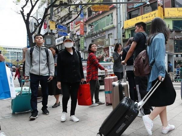 Lần đầu tiên bàn vấn đề người Việt Nam đi du lịch ra nước ngoài ảnh 1