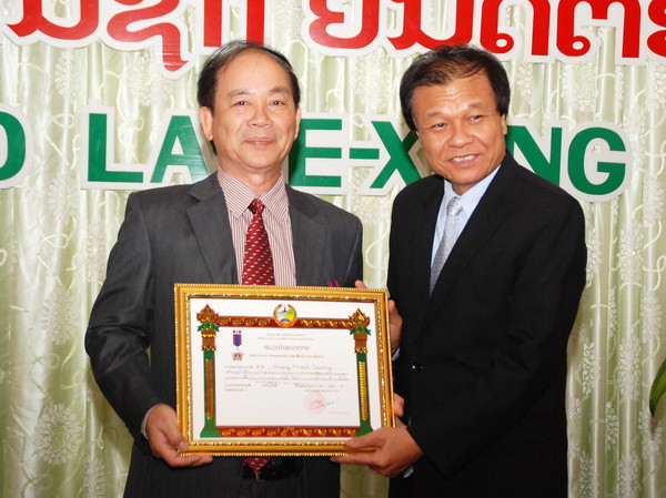 Lào trao tặng Huân chương Lao động cho Trưởng Đại diện TTXVN ảnh 1