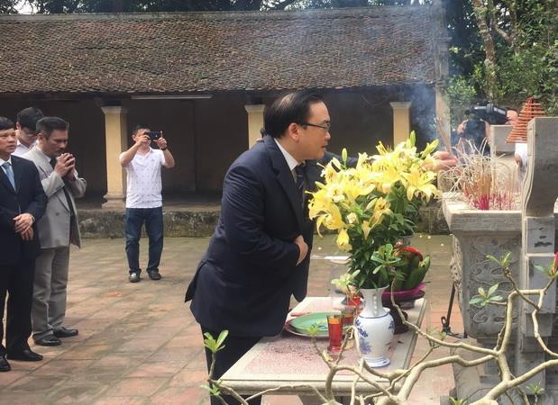 Lãnh đạo thành phố Hà Nội dâng hương tưởng nhớ Vua Ngô Quyền ảnh 1