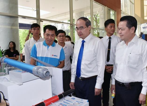 Ông Nguyễn Thiện Nhân, Ủy viên Bộ Chính trị, Bí thư Thành ủy TP.HCM và các đại biểu tham quan gian hàng doanh nghiệp bên lề Hội nghị. (Ảnh: Mỹ Phương/TTXVN) TP. Hồ Chí Minh: 10 năm cuộc vận động “Người Việt dùng hàng Việt” ảnh 1