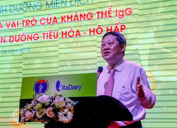 Thứ trưởng Thường trực Bộ Y tế Nguyễn Viết Tiến phát biểu tại hội thảo. (Ảnh: Thanh Liêm/TTXVN) Làm thế nào bảo vệ trẻ trước “khoảng trống miễn dịch”? ảnh 1