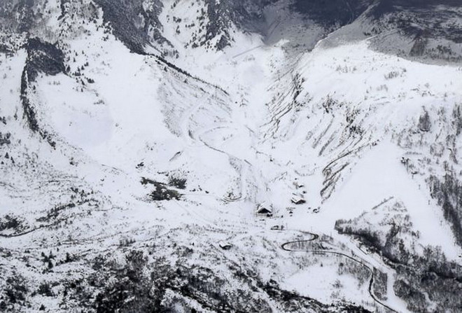 Núi lửa phun trào gây lở tuyết tại Nhật Bản làm 4 người bị thương ảnh 1