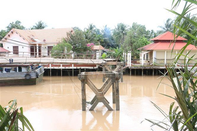 Bến Tre: Sà lan đâm sập hai nhịp giữa cầu Sông Mã ảnh 2