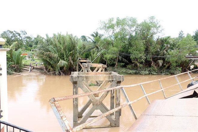 Bến Tre: Sà lan đâm sập hai nhịp giữa cầu Sông Mã ảnh 1