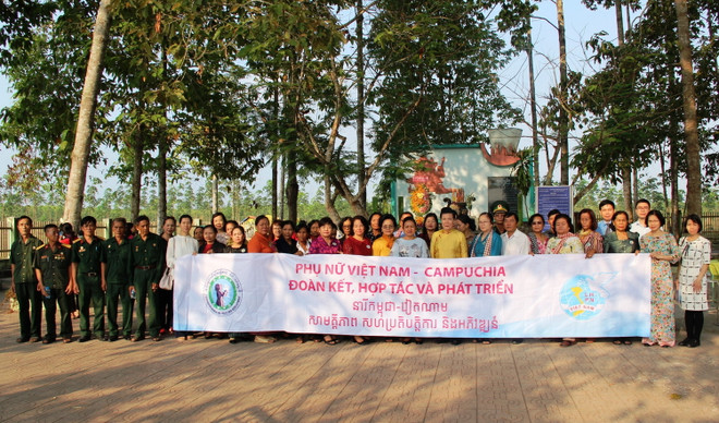 Thắp hương tưởng niệm tại Khu chứng tích tội ác quân Khmer đỏ ảnh 1