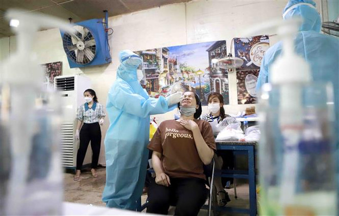 Vĩnh Phúc: Lấy mẫu xét nghiệm sàng lọc SARS-CoV-2 tại doanh nghiệp ảnh 1