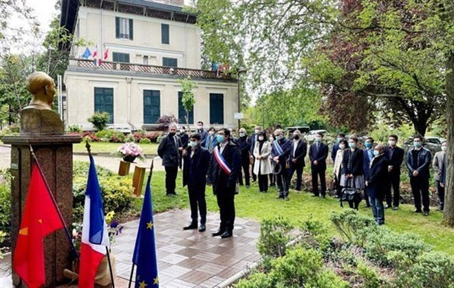 Mừng sinh nhật lần thứ 131 của Chủ tịch Hồ Chí Minh tại Pháp ảnh 1