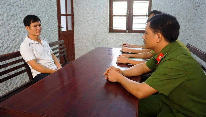 Đối tượng Huân tại cơ quan Công an. (Ảnh: Phan Quân/TTXVN) Hà Tĩnh: Khởi tố, bắt tạm giam một đối tượng về hành vi hủy hoại rừng ảnh 1
