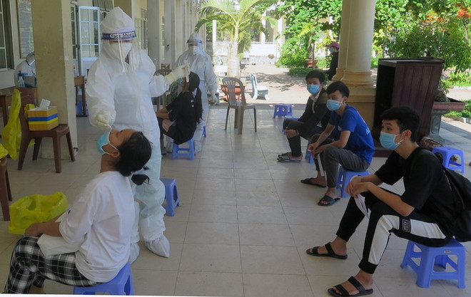 TP.HCM: Xét nghiệm cho hơn 100.000 giáo viên, thí sinh thi tốt nghiệp ảnh 1