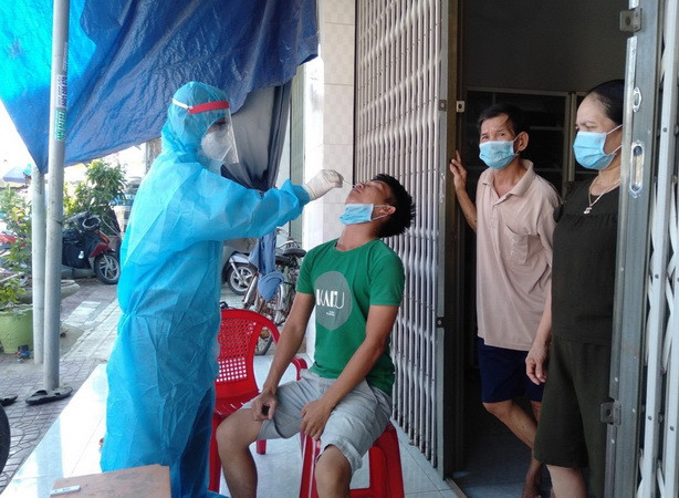 Quảng Ngãi ghi nhận thêm 13 trường hợp dương tính với SARS-CoV-2 ảnh 1