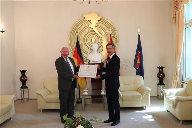 Trao tặng phần thưởng cao quý của Nhà nước cho hai người bạn Đức ảnh 2