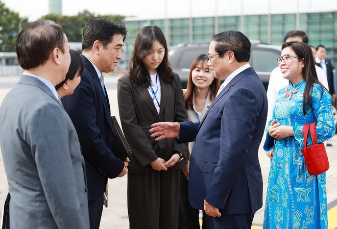 Lễ tiễn Thủ tướng Phạm Minh Chính và Phu nhân lên đường thăm chính thức Hàn Quốc, tại Sân bay Quốc tế Nội Bài. (Ảnh: Dương Giang/TTXVN) ttxvn_3006_thu tuong len duong (2).jpg