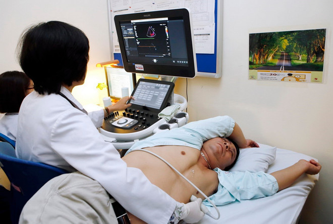 Bệnh nhân đến khám tại Bệnh viện Tim Hà Nội. (Ảnh: Dương Ngọc/TTXVN) ttxvn_3006_tim mach.jpg