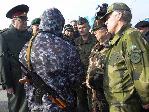 Tự vệ Crimea chiếm đồn biên phòng, bao vây lính Ukraine ảnh 1