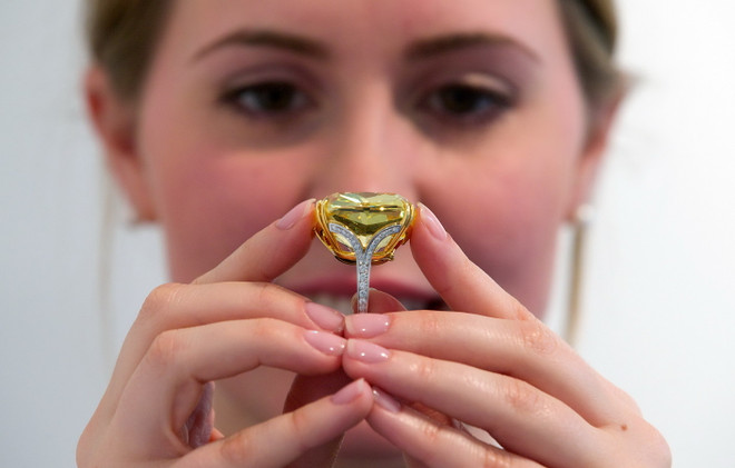 [Photo] Viên kim cương vàng hơn 100 cara có giá kỷ lục ảnh 1