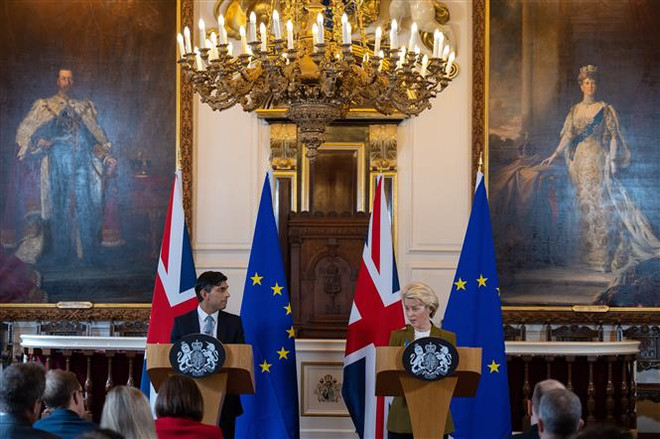 Thủ tướng Anh Rishi Sunak (trái) và Chủ tịch Ủy ban châu Âu (EC) Ursula von der Leyen tại cuộc họp báo chung ở London. (Ảnh: THX/TTXVN) Thỏa thuận Khuôn khổ Windsor: Kỷ nguyên mới trong quan hệ Anh-EU ảnh 2