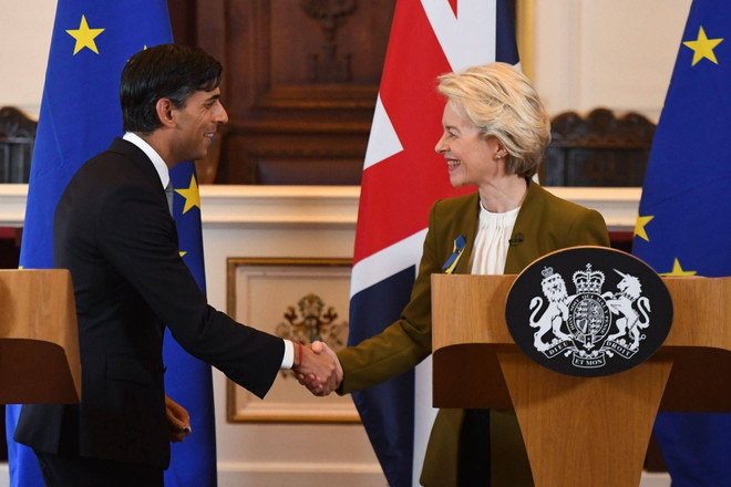 Thủ tướng Anh Rishi Sunak và Chủ tịch EC Ursula von der Leyen tại cuộc họp báo ở London. (Ảnh: AFP/TTXVN) Thỏa thuận Khuôn khổ Windsor: Kỷ nguyên mới trong quan hệ Anh-EU ảnh 1