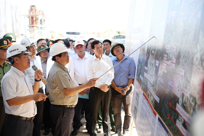Thủ tướng Phạm Minh Chính kiểm tra tiến độ dự án đường bộ cao tốc Biên Hòa-Vũng Tàu. (Ảnh: Dương Giang/TTXVN) ttxvn_1302_thu tuong ba ria (1).jpg