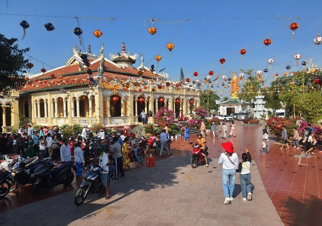 Khách du lịch tham quan chiêm bái tại Chùa Giác Hoa, thị trấn Châu Hưng, huyện Vĩnh Lợi, tỉnh Bạc Liêu. (Ảnh: Tuấn Kiệt/TTXVN) ttxvn_1302_bac lieu du lich.jpg